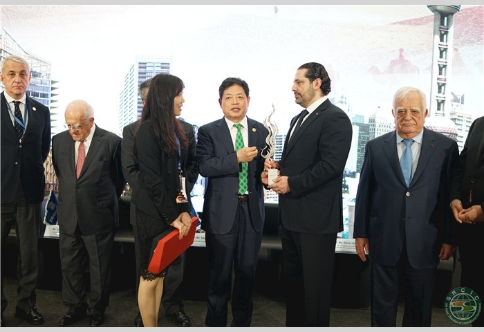 5--Mr. Lu presents the emblem to Prime Minister Saad Hariri