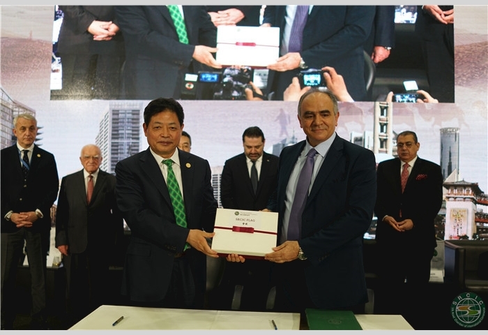 9--Mr. Lu presents the SRCIC flag to Dr. Nabil Fahed, Counselor of the Lebanese Federation of Chambers of Commerce, Industry and Agriculture 