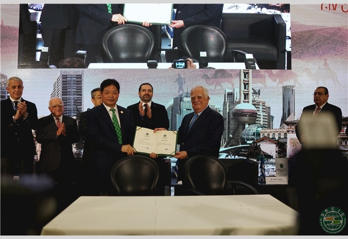 6--Mr. Lu presents to Mr. Adnan Kassar the SRCIC Honorary Chairman Certificate