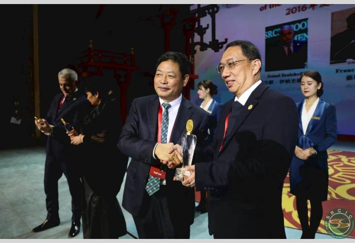 7 Chairman LU Jianzhong presents the Contribution Award to Mr. Francis Chua