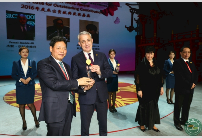 5 Chairman LU Jianzhong presents the Contribution Award to Mr. Jemal Inaishvili