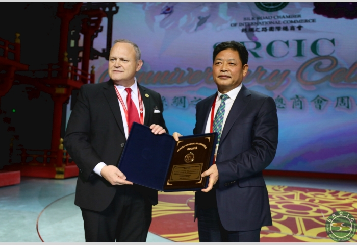 12 New members present souvenirs to SRCIC