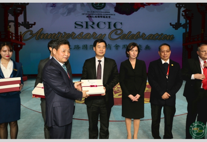 8 Flag presentation to new members by Chairman LU Jianzhong