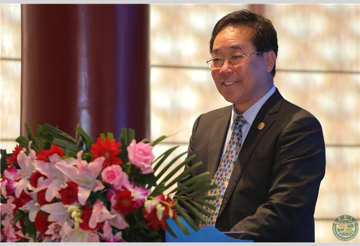 08-丝绸之路国际总商会秘书长李中航主持签约仪式