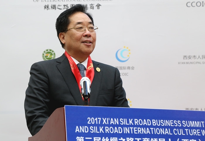 8. 丝绸之路国际总商会秘书长李中航主持贺词、贺信播放环节