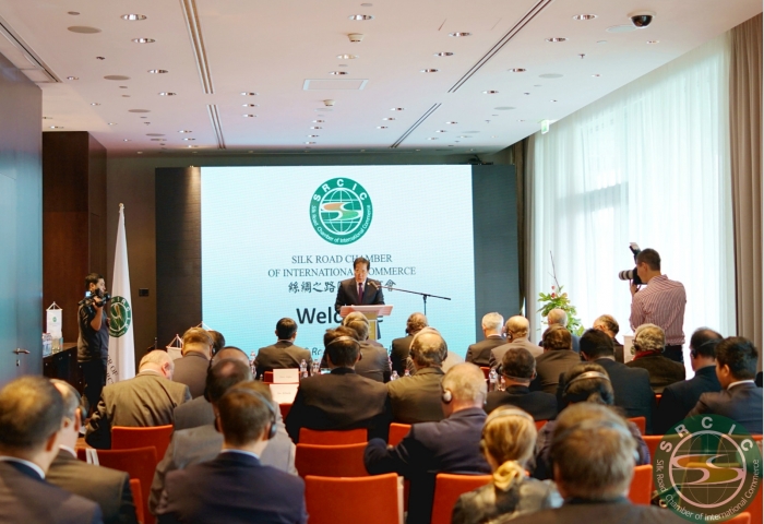 3 Secretary-General Mr. LI Zhonghang is delivering a speech in Slovakia Roadshow